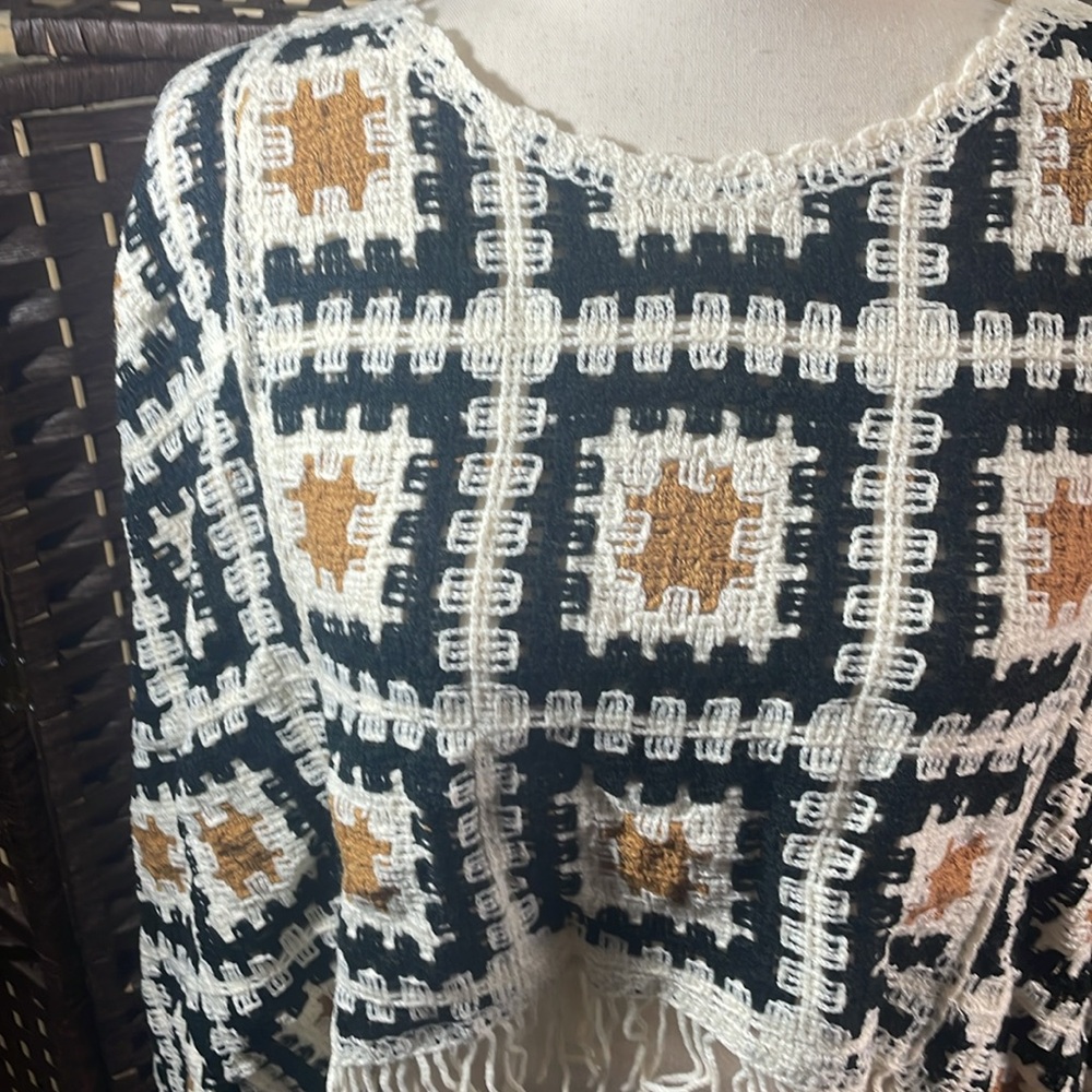 NWOT BOHO CHIC EMBROIDERED KNIT SHAWL. - Picture 2 of 4